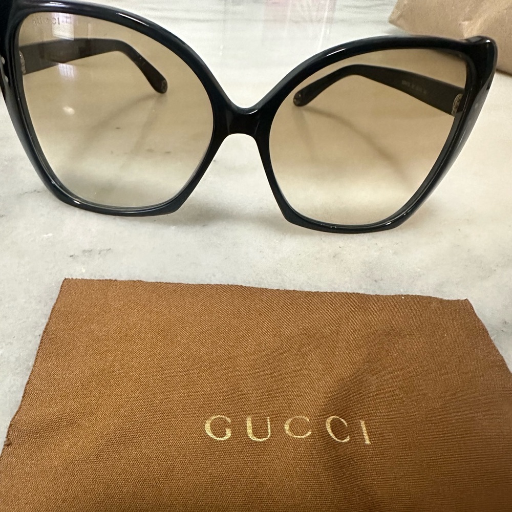 Woman oversized gucci logo gucci sunglasses in excellent used condition